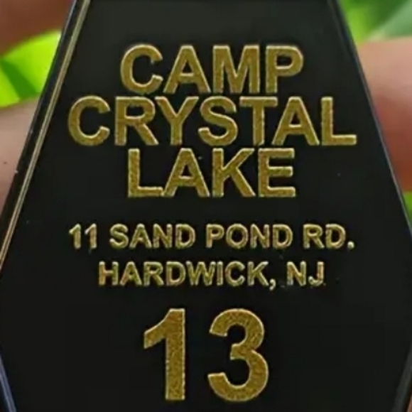 ❤️JASON VOORHEES FRIDAY THE 13th CAMP CRYSTAL LAKE HOTEL KEY KEYCHAIN NOVELTY - Picture 6 of 8